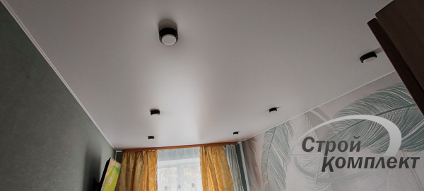 Стоимость сатинового потолка в кухне 12 м²