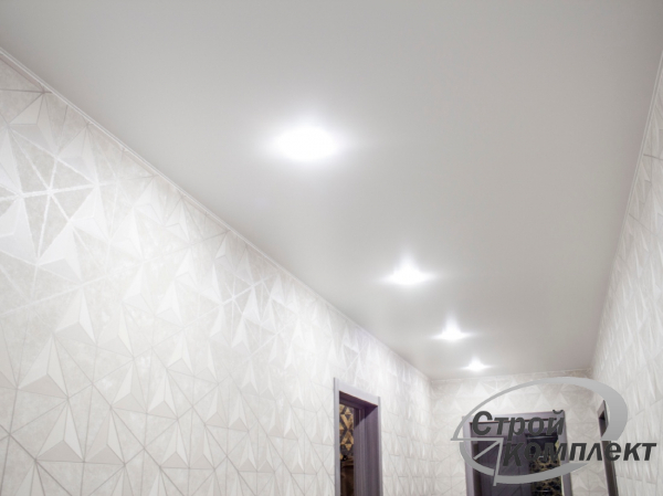 Фото натяжного потолка в коридор