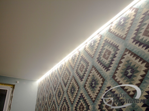 Пример парящего натяжного потолка в гостиную