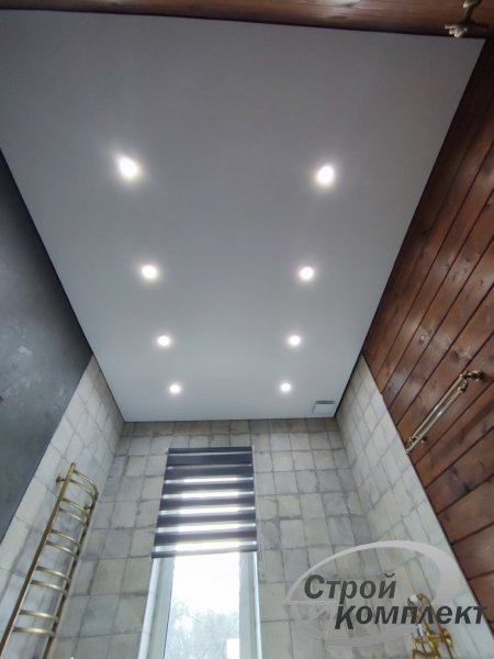 Фото натяжного потолка в ванную комнату