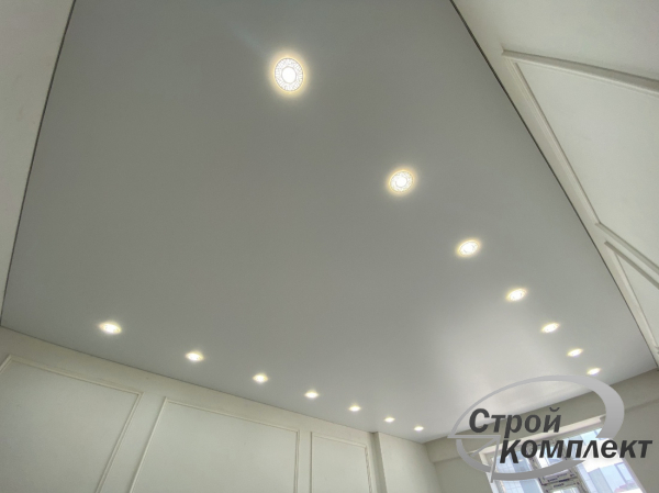 Пример сатинового натяжного потолка со светильниками