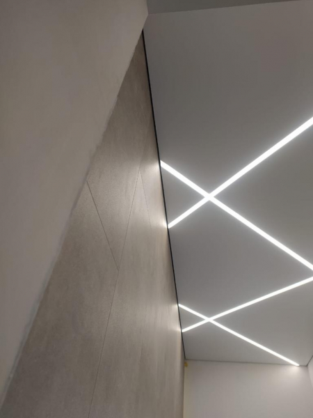 Световые линии в коридоре