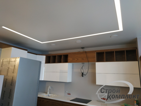 Современный потолок со световыми нишами на кухне