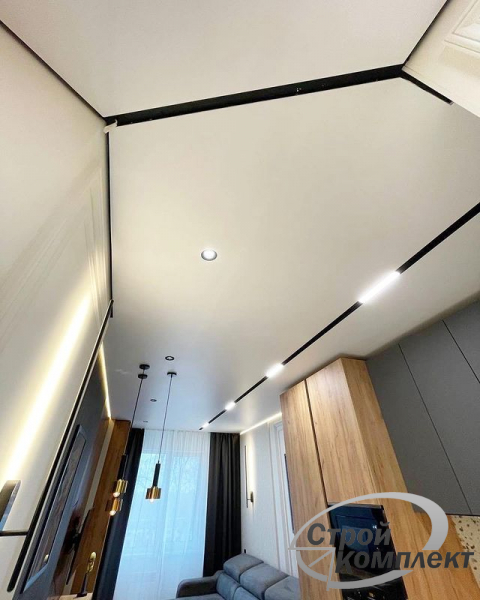 Пример теневого натяжного потолка в зал