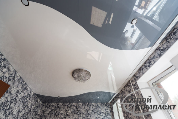 Пример натяжного потолка со спайками полотен