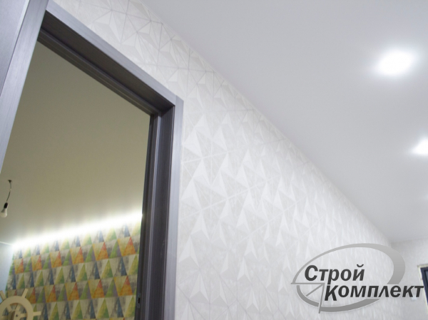 Фото натяжного потолка в прихожую