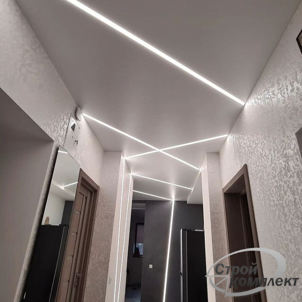 Пример натяжного потолка со световыми линиями в прихожую