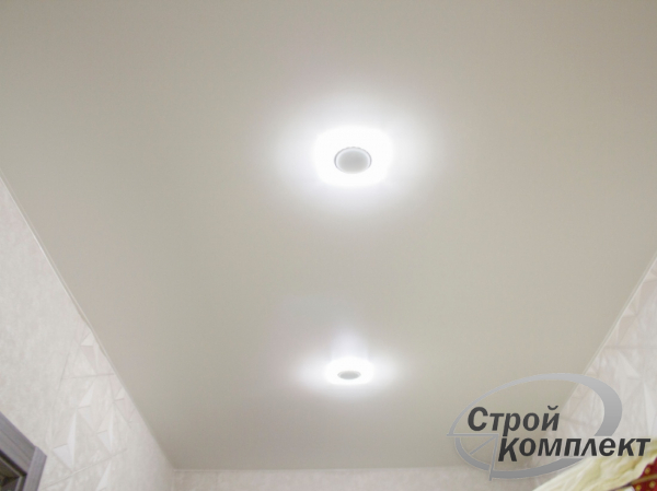 Пример натяжного потолка в прихожую