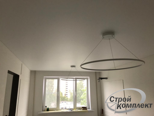 Стоимость сатинового потолка в кухне 12 м²