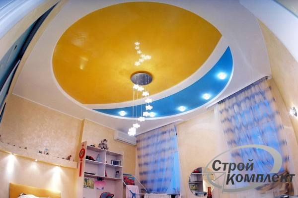 Стоимость глянцевого цветного потолка на лоджии 3 м²