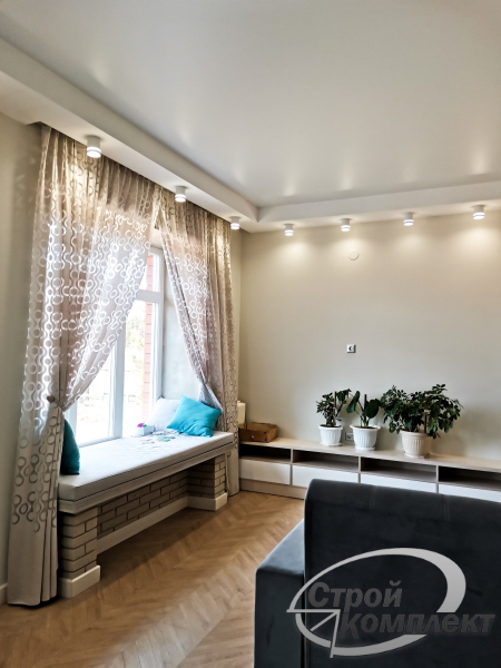 Натяжной потолок в гостинной