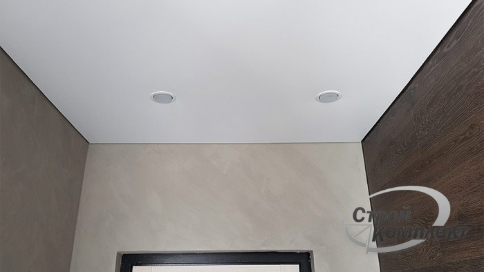 Дизайнерский потолок с теневым профилем и световыми линиями