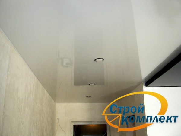 Белый глянцевый потолок