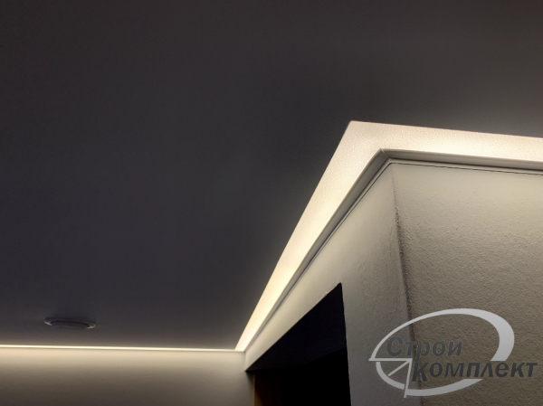 Фото натяжного потолка с подсветкой в прихожую