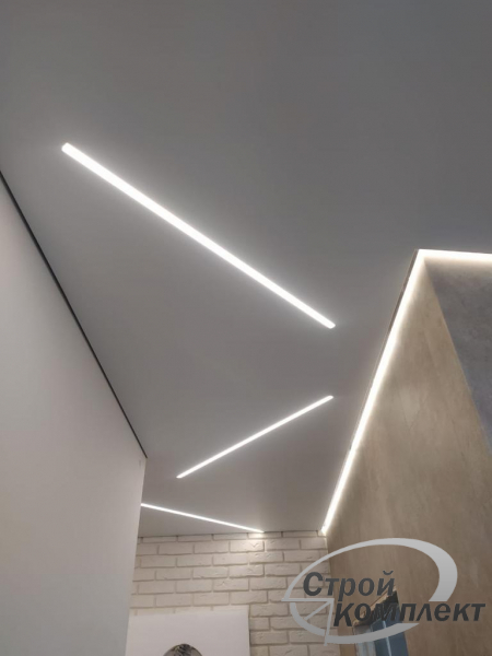 Фото потолка со световыми линиями в коридоре