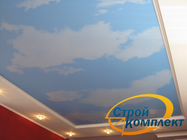 Пример потолка "Небо" для гостиной 18 м²