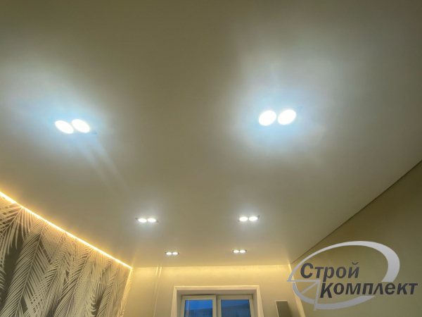 Стоимость сатинового потолка в кухне 12 м²