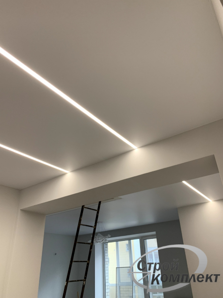 Пример натяжного потолка в зал