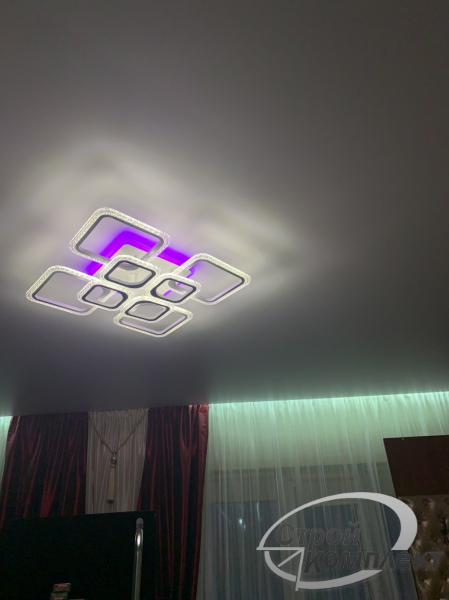 Натяжной потолок в зал