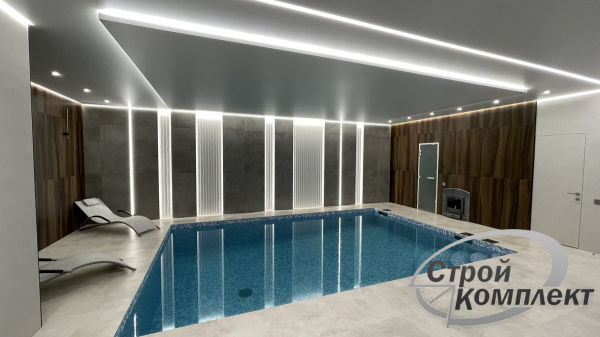 Фото натяжного потолка в бассейн