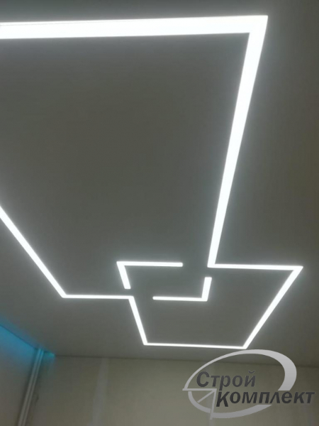 Фото световых линий на натяжном потолке