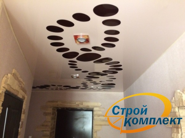 Натяжной потолок в коридор
