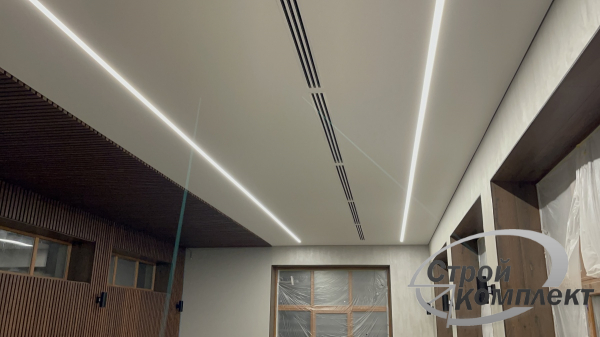 Пример натяжного потолка со световыми линиями в зал