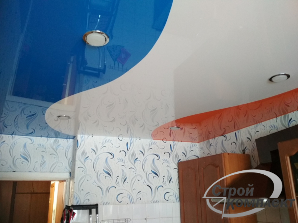 Натяжной потолок со спайками полотен